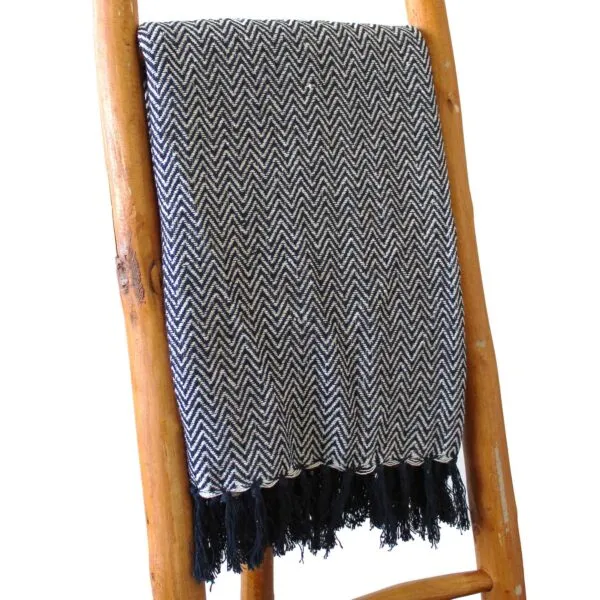 bG9jYWw6Ly9tZWRpYS85Ui9FRS82MFIzMEMxRzZSV0tFRTlSLzc2ZWNhMmQ2LmpwZWc.webp Boho Comfort Throws - Navy Zigzag