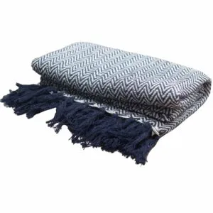bG9jYWw6Ly9tZWRpYS8xRy9HQy82MFIzMEMxRzZSV0tHQzFHLzE0MDBlODE2LmpwZWc.webp Boho Comfort Throws - Navy Zigzag