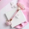 bG9jYWw6Ly9tZWRpYS8xSC80Qy82MFIzMEMxSjZNUks0QzFILzE0ZDI2NmI3LnBuZw.webp Gemstone Face Roller - Rose Quartz