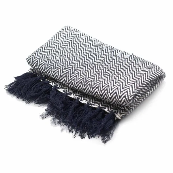 bG9jYWw6Ly9tZWRpYS8xSC9HQy82MFIzMEMxRzZSV0tHQzFILzY3NDkzMTBmLmpwZWc.webp Boho Comfort Throws - Navy Zigzag