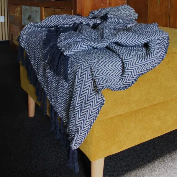 bG9jYWw6Ly9tZWRpYS8xSi9HQy82MFIzMEMxRzZSV0tHQzFKLzAzMzM3ZWU4LmpwZWc.webp Boho Comfort Throws - Navy Zigzag