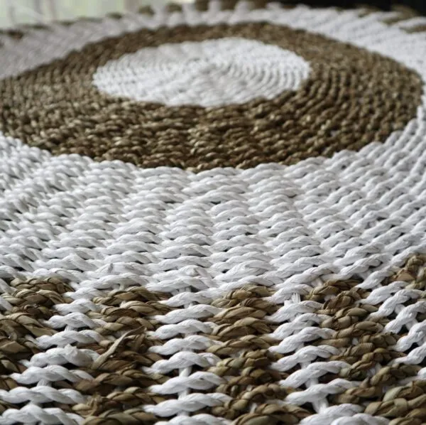 bG9jYWw6Ly9tZWRpYS8xSy8wRS82MFIzMEMxRzZSVDMwRTFLLzQ1OGMyZDZmLmpwZWc.webp Round Seagrass White and Tan - Sun - 1m
