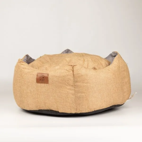 bG9jYWw6Ly9tZWRpYS8xTi9HRC82MFIzMEMxSjZSVktHRDFOLzM3MTc4ZGU1LmpwZw.webp Paw Bed – Medium Royal Crown – Sand & Grey – 50 × 50 × 26cm