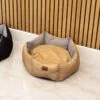 bG9jYWw6Ly9tZWRpYS8xUC9HRC82MFIzMEMxSjZSVktHRDFQLzY1OWJjM2U2LmpwZw.webp Paw Bed – Medium Royal Crown – Sand & Grey – 50 × 50 × 26cm