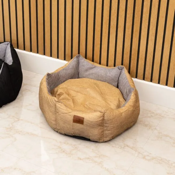 bG9jYWw6Ly9tZWRpYS8xUC9HRC82MFIzMEMxSjZSVktHRDFQLzY1OWJjM2U2LmpwZw.webp Paw Bed – Medium Royal Crown – Sand & Grey – 50 × 50 × 26cm