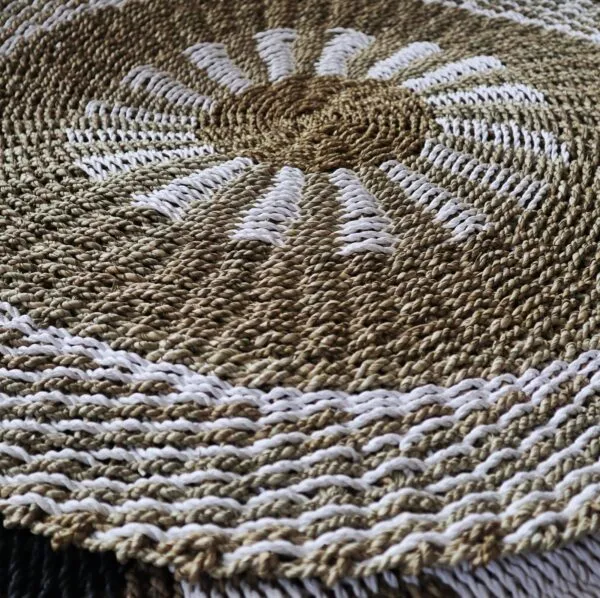 bG9jYWw6Ly9tZWRpYS8xUi8wRS82MFIzMEMxRzZSVDMwRTFSLzdhZTI4MjU5LmpwZWc.webp Round Seagrass White and Tan - Inner Sun - 1m