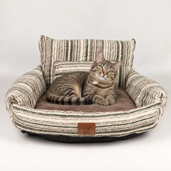 bG9jYWw6Ly9tZWRpYS8xUi8yQy82MFIzMEMxSjZSVzMyQzFSLzZhNmU1OWNhLnBuZw.webp PAW Bed – Small Sofa – Brown Stripes – 50 × 50 × 26cm