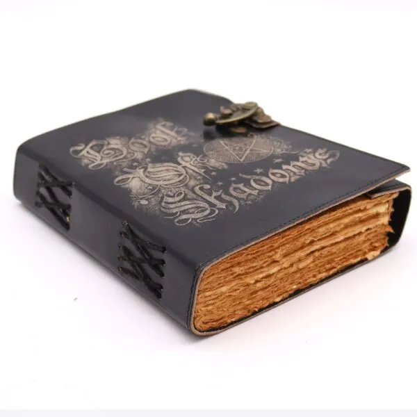 bG9jYWw6Ly9tZWRpYS9IUS9KRC82MFIzMEMxRzZSVzNKREhRL2U5YTYzMmFhLmpwZWc.webp Book of Shadows - 200 pages decle-edged - 15x21cm