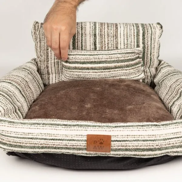 bG9jYWw6Ly9tZWRpYS9IUi9HQy82MFIzMEMxSjZSVktHQ0hSLzc1ODZkMmUxLmpwZw.webp PAW Bed – Small Sofa – Brown Stripes – 50 × 50 × 26cm