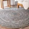 bG9jYWw6Ly9tZWRpYS9IUy84Qy82MFIzMEMxRzZNVzM4Q0hTLzkyOTI2ODYyLmpwZWc-1.webp Round Jute and Recycle Denim Rug- 90 cm