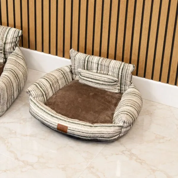 bG9jYWw6Ly9tZWRpYS9IUy9HQy82MFIzMEMxSjZSVktHQ0hTLzkwNmNjMTFmLmpwZw.webp PAW Bed – Small Sofa – Brown Stripes – 50 × 50 × 26cm