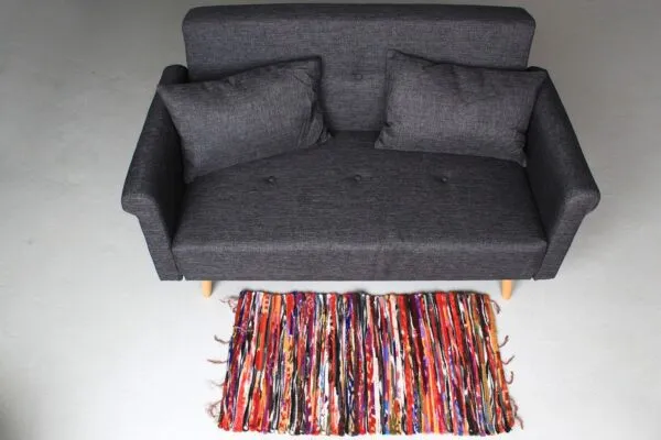 bG9jYWw6Ly9tZWRpYS9TRy8wQy82MFIzMEMxRzZHVjMwQ1NHLzhkZTYxZjNlLmpwZWc.webp Small Velvet Rug - 50x90cm