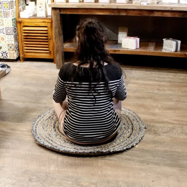 bG9jYWw6Ly9tZWRpYS9TSy84Qy82MFIzMEMxRzZNVzM4Q1NLLzdhMWYyZGYxLmpwZWc.webp Round Jute and Recycle Denim Rug- 90 cm
