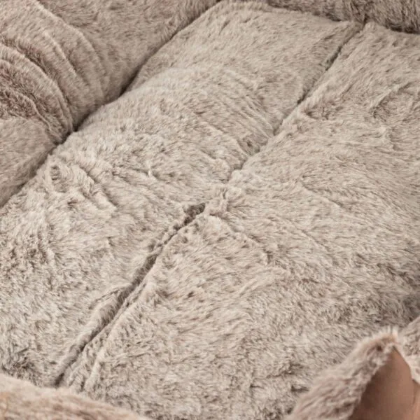 bG9jYWw6Ly9tZWRpYS9TTi9FRC82MFIzMEMxSjZSVktFRFNOL2ZkMjM2MWI0LmpwZw.webp PAW Bed – Medium Plush Teddy Brown – 70 × 55 × 18cm