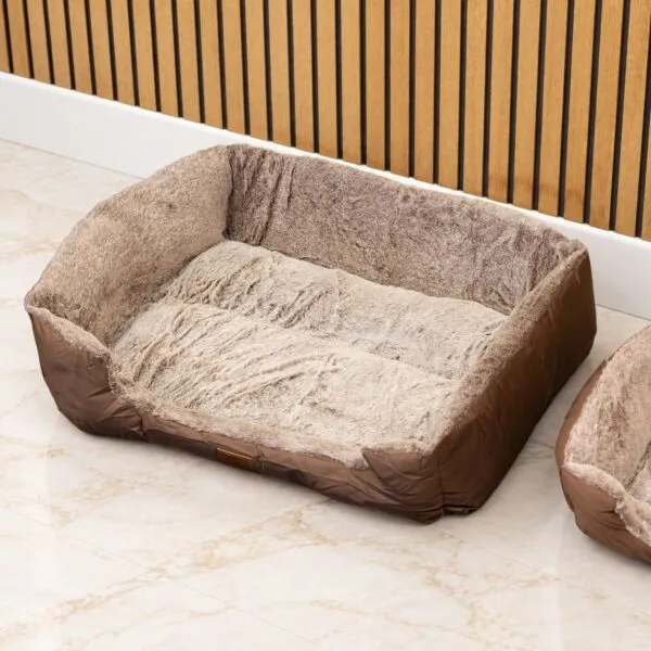 bG9jYWw6Ly9tZWRpYS9TUi9FRC82MFIzMEMxSjZSVktFRFNSL2MwODhiNGRhLmpwZw.webp PAW Bed – Medium Plush Teddy Brown – 70 × 55 × 18cm