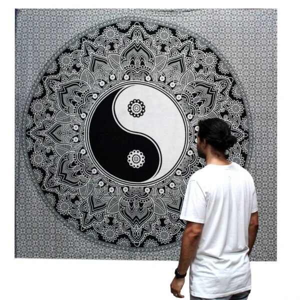 bG9jYWw6Ly9tZWRpYS9TUy9KQy82MFIzMEMxRzZNV0tKQ1NTLzNjOTIyMGZlLmpwZWc.webp Band W Double Cotton Bedspread + Wall Hanging - Ying yang
